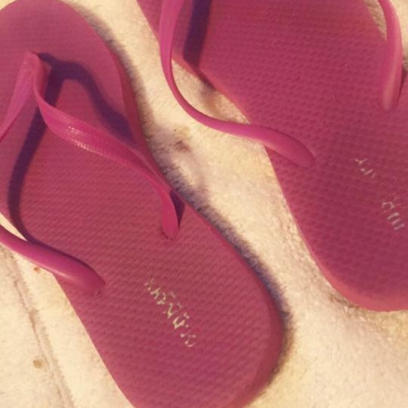 Women's worn pink flip flops, sz 8 - Picture 2 of 6